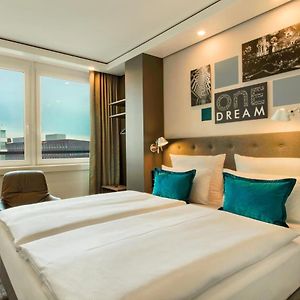 Zimmer mit Kingsize-Bett